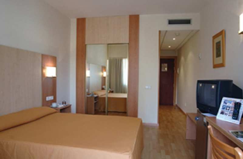 Hotel Ilunion Romareda Saragossa Zimmer foto